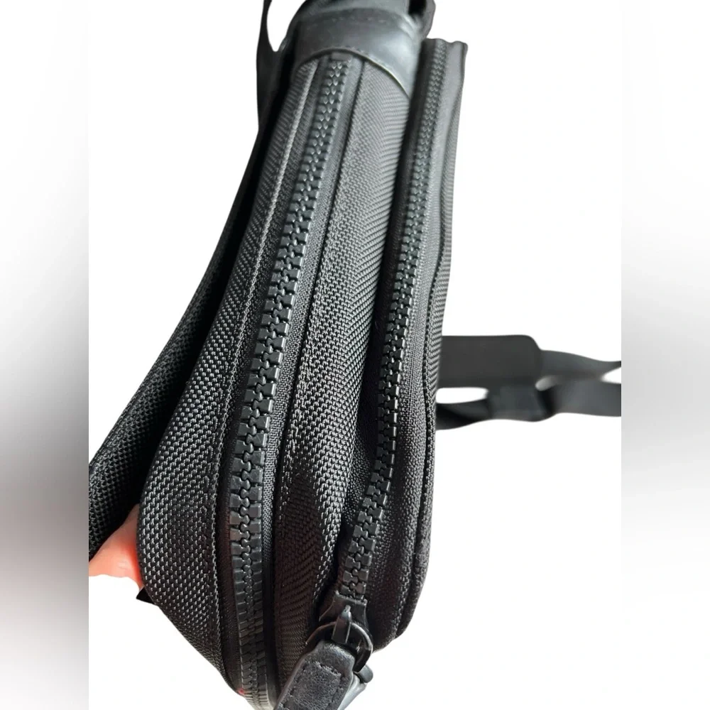 Michael Kors Kent Large Nylon Messenger Bag in Black